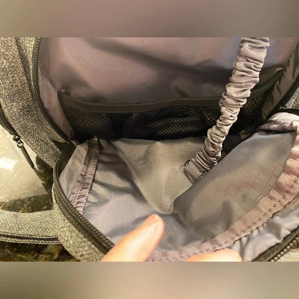 Ju-Ju-Be lightweight gray pump bag, bag fits most standard pumps.